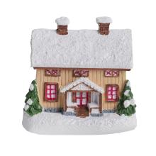 DOMČEK Z POLYRESINU, VZOR DREVENÝCH DOSIEK, ZASNEŽENÝ