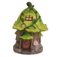 DOMČEK Z POLYRESINU SO STRECHOU Z KVETINOVÉHO BOXU, ZELENOHNEDÝ