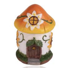 DOMČEK Z POLYRESINU, V TVARE HUBY, KVETINOVÝ, S OKNAMI Z VINIČA, BIELO-ŽLTÝ