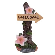 POLYRESINOVÝ KMEŇ STROMU, S NÁPISOM NA PRIVÍTANIE, S KVETMI, HNEDÝ