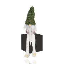 DEKOR PLSTENÉ FÚZY S VISIACIMI NOHAMI, PLETENÁ ZELENÁ ČIAPKA V ČERVENÝCH ŠATÁCH S BIELYMI FÚZMI