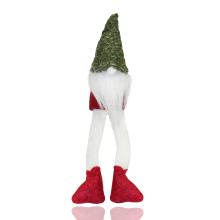 DEKOR PLSTENÉ FÚZY S VISIACIMI NOHAMI, PLETENÁ ZELENÁ ČIAPKA V ČERVENÝCH ŠATÁCH S BIELYMI FÚZMI