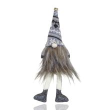 DEKOR PLSTENÉ FÚZY S VISIACIMI NOHAMI, PLETENÁ SIVO-BIELA ČIAPKA A SIVÉ ŠATY