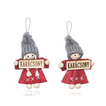 DEKORATÍVNY ZÁVESNÝ PLSTENÝ CHLAPEC ALEBO DIEVČA V PLETENEJ SIVEJ ČIAPKE A BORDOVÝCH ŠATÁCH S NÁPISOM "KARÁCSONY"