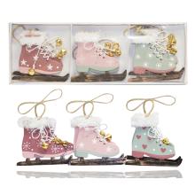 DEKOR DREVENÁ ZÁVESNÁ DEKORÁCIA KORČULE SO ZVONČEKOM V DARČEKOVEJ KRABIČKE, 6 KUSOV