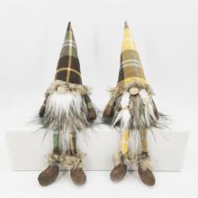 OZDOBNÁ TEXTILNÁ ČIAPKA NA NOS SO ZÁVESNÝMI NOŽIČKAMI A KOCKOVANOU ČIAPKOU