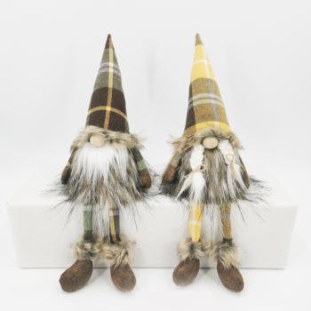 OZDOBNÁ TEXTILNÁ ČIAPKA NA NOS SO ZÁVESNÝMI NOŽIČKAMI A KOCKOVANOU ČIAPKOU