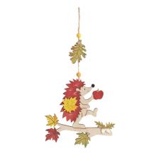 DEKOR DREVENÝ JEŽKO S ČERVENÝM JABLKOM NA VETVE, ZAVESENÝ NA DREVENOM LISTE