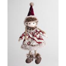 TEXTILNÉ DIEVČA SEDIACE SO ZAVESENÝMI NOHAMI, HNEDÁ A BORDOVÁ FARBA