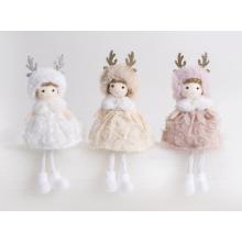 DIEVČA V ČIPKOVANÝCH ŠATÁCH S TEXTILNÝM ZÁVESOM, ČIAPKA S PAROHMI