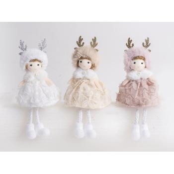 DIEVČA V ČIPKOVANÝCH ŠATÁCH S TEXTILNÝM ZÁVESOM, ČIAPKA S PAROHMI