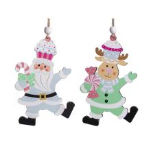 SANTA CLAUS A SOB S DREVENÝM ZÁVESOM, V KLOBÚKU Z KOLÁČIKOV