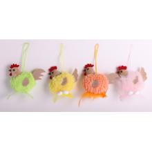 TEXTILNÁ DEKORÁCIA SO ZÁVESOM, KOHÚT S KOŽUŠINOU