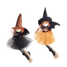 TEXTILNÁ VISIACA ČARODEJNICA, LIETAJÚCA NA METLE, ORANŽOVÁ/ČIERNA, S NETOPIERÍM KRÍDLOM
