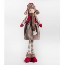 TEXTILNÉ DIEVČA, STOJACE, V HNEDÝCH A BORDOVÝCH ŠATÁCH A ČIAPKE