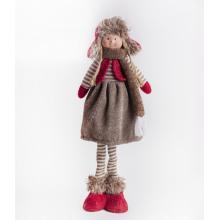 TEXTILNÉ DIEVČA, STOJACE, V HNEDÝCH A BORDOVÝCH ŠATÁCH A ČIAPKE