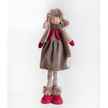 TEXTILNÉ DIEVČA, STOJACE, V HNEDÝCH A BORDOVÝCH ŠATÁCH A ČIAPKE