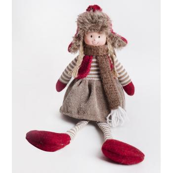 TEXTILNÉ DIEVČA S VISIACIMI NOHAMI, V HNEDÝCH A BORDOVÝCH ŠATÁCH A ČIAPKE