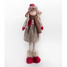 TEXTILNÉ DIEVČA, STOJACE, V HNEDÝCH A BORDOVÝCH ŠATÁCH A ČIAPKE