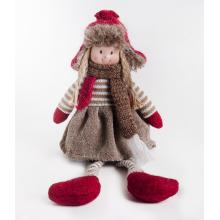 TEXTILNÉ DIEVČA S VISIACIMI NOHAMI, V HNEDÝCH A BORDOVÝCH ŠATÁCH A ČIAPKE