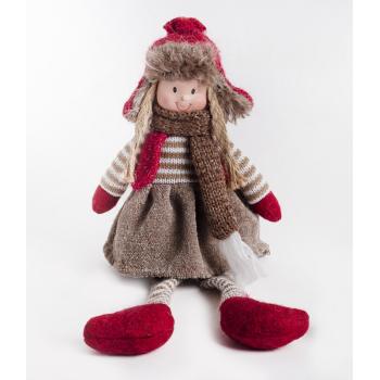 TEXTILNÉ DIEVČA S VISIACIMI NOHAMI, V HNEDÝCH A BORDOVÝCH ŠATÁCH A ČIAPKE