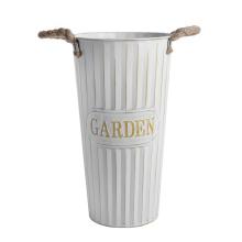 PLECHOVÁ VÁZA S NÁPISOM "FLOWERS&GARDEN", LANO S UŠAMI, BIELA