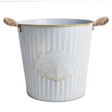 PLECHOVÝ KVETINÁČ S NÁPISOM "FLOWERS&GARDEN", LANO S UCHOM, SVETLOMODRÝ