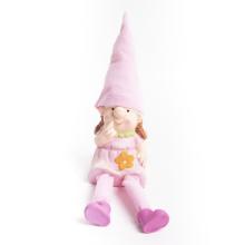 KERAMICKÝ CHLAPEC ALEBO DIEVČA V KLOBÚKU SO ZAVESENÝMI NOHAMI