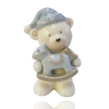 KERAMICKÝ MEDVEĎ S KLOBÚKOM A HOJDACÍM KONÍKOM, RUŽOVÝ