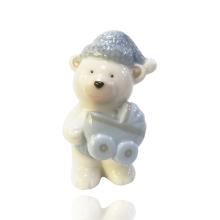 KERAMICKÝ MEDVEĎ S KLOBÚKOM A KOČÍKOM, MODRÝ