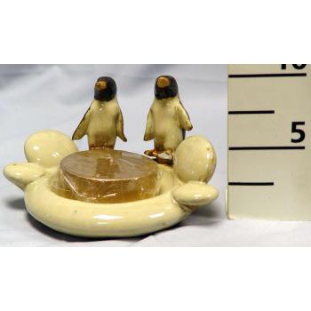 KERAMICKÝ SVIETNIK SO SVIEČKOU, PÁR TUČNIAKOV