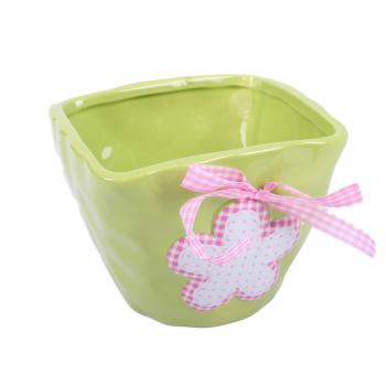 KERAMICKÝ KVETINÁČ S KVETINOVÝM DEKOROM A STUHOU, ZELENÝ