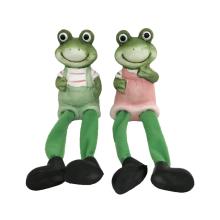 KERAMICKÁ ŽABA V CHLAPČENSKÝCH ALEBO DIEVČENSKÝCH ŠATÁCH, ZAVESENÁ NA NOHÁCH