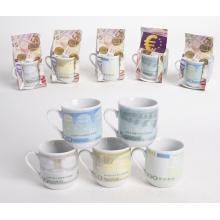 KERAMICKÝ MIDI HRNČEK V DARČEKOVEJ KRABIČKE, EUR