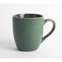 KERAMICKÝ HRNČEK S 3D SIEŤOVÝM VZOROM, KOVOVO LESKLÉ VIEČKO, TMAVOZELENÝ