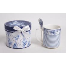 KERAMICKÝ HRNČEK S LYŽIČKOU V MODROM KVETINOVOM BOXE