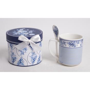 KERAMICKÝ HRNČEK S LYŽIČKOU V MODROM KVETINOVOM BOXE