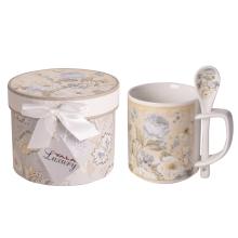 KERAMICKÝ HRNČEK S LYŽIČKOU A PRÍRODNÝM KVETINOVÝM VZOROM V DARČEKOVEJ KRABIČKE