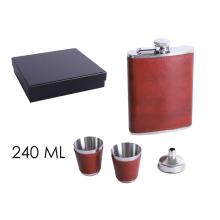 SADA Z PLOCHÉHO SKLA Z NEHRDZAVEJÚCEJ OCELE V DARČEKOVEJ ŠKATUĽKE S 2 MALÝMI POHÁRMI, LIEVIKOM, 4 KUSY, TEHLOVO ČERVENÁ KOŽENKA