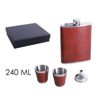 SADA Z PLOCHÉHO SKLA Z NEHRDZAVEJÚCEJ OCELE V DARČEKOVEJ ŠKATUĽKE S 2 MALÝMI POHÁRMI, LIEVIKOM, 4 KUSY, TEHLOVO ČERVENÁ KOŽENKA