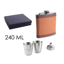 PLOCHÉ SKLO, NEREZOVÁ OCEĽ, SADA V DARČEKOVEJ ŠKATUĽKE, 2 MALÉ POHÁRE, LIEVIK, 4 KUSY, KOŽENKA BARAN