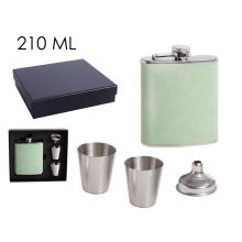 SADA Z PLOCHÉHO SKLA Z NEHRDZAVEJÚCEJ OCELE V DARČEKOVEJ ŠKATUĽKE S 2 MALÝMI POHÁRMI, LIEVIKOM A ZELENOU KOŽENKOU