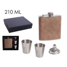 SADA Z PLOCHÉHO SKLA Z NEHRDZAVEJÚCEJ OCELE V DARČEKOVEJ ŠKATUĽKE S 2 MALÝMI POHÁRMI, LIEVIKOM Z HNEDEJ KOŽENKY