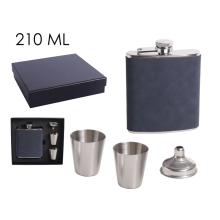 SADA Z PLOCHÉHO SKLA Z NEHRDZAVEJÚCEJ OCELE V DARČEKOVEJ ŠKATUĽKE S 2 MALÝMI POHÁRMI, LIEVIKOM Z ČIERNEJ KOŽENKY