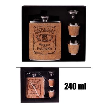 PLOCHÉ SKLO, NEREZOVÁ OCEĽ, SADA V DARČEKOVEJ ŠKATUĽKE, 2 MALÉ POHÁRE, LIEVIK, 4 KUSY, KORKOVÝ KRYT, " EGÉSZSÉGESRE, MAGYAR PÁLINKA"