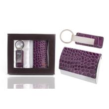 DRŽIAK NA MENOVKU Z UMELEJ KOŽE S PRÍVESKOM NA KĽÚČE V DARČEKOVEJ KRABIČKE, VZOR FIALOVEJ HADEJ KOŽE