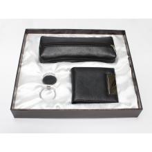 PUZDRO NA PERO Z UMELEJ KOŽE S PRÍVESKOM NA KĽÚČE A PEŇAŽENKOU V DARČEKOVEJ KRABIČKE, ČIERNE