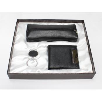 PUZDRO NA PERO Z UMELEJ KOŽE S PRÍVESKOM NA KĽÚČE A PEŇAŽENKOU V DARČEKOVEJ KRABIČKE, ČIERNE