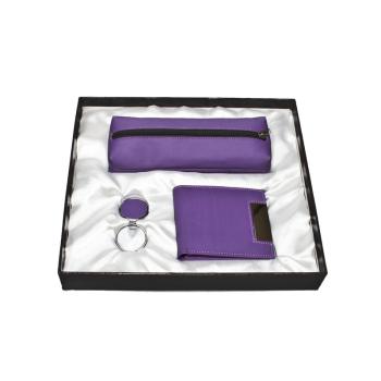 KOŽENKOVÉ PUZDRO NA PERO S PRÍVESKOM NA KĽÚČE A PEŇAŽENKOU V DARČEKOVEJ KRABIČKE, FIALOVÉ