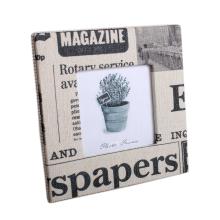 DREVENÝ DRŽIAK NA OBRÁZKY NA NOVINOVOM PAPIERI